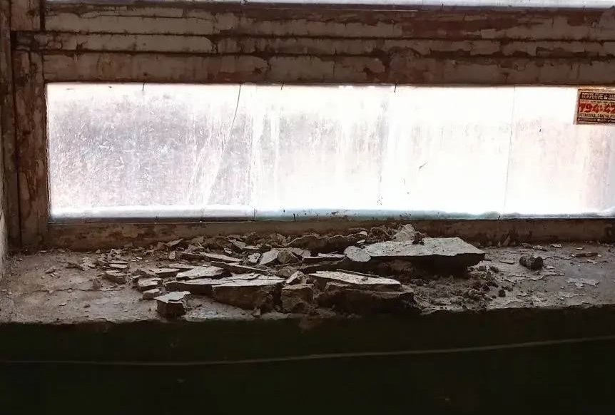 В Туле из-за постоянных протечек крыши в пятиэтажке начала рушиться стена