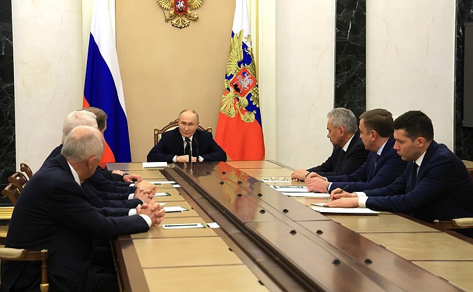 Путин: Дюмин окажет помощь Правительству и компаниям в сфере обеспечения средствами борьбы ВС РФ