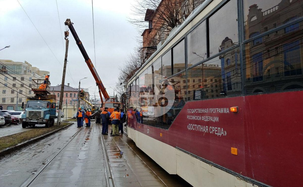 В центре Тулы встали трамваи: возле ТЦ «Утюг» грузовик с манипулятором снес бетонный столб