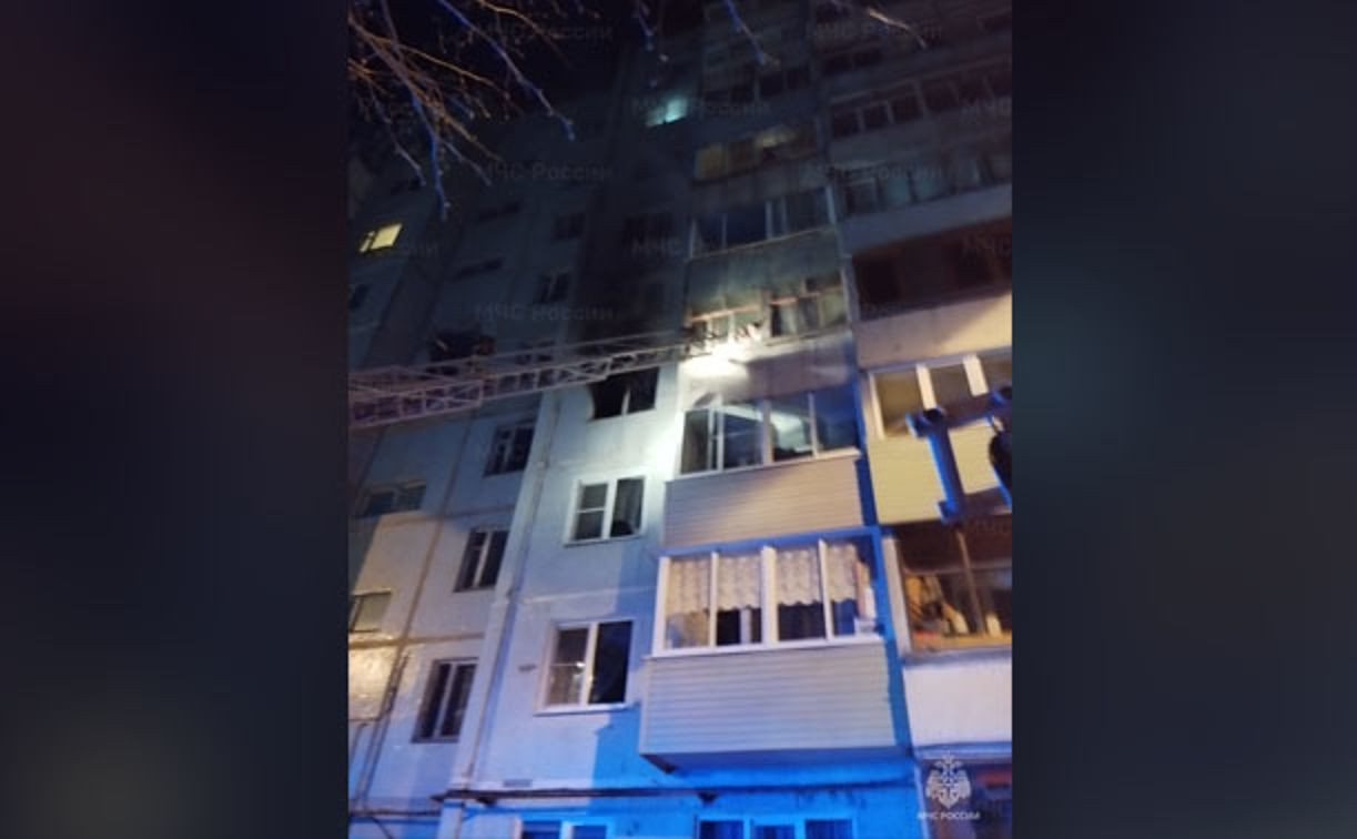 Во время пожара в алексинской многоэтажке спасатели эвакуировали 36 человек