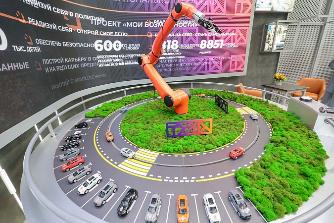 Тульский робот-манипулятор выдает делегациям на ПМЭФ модельки Haval