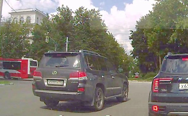 На ул. Кутузова в Туле процветают нарушения ПДД