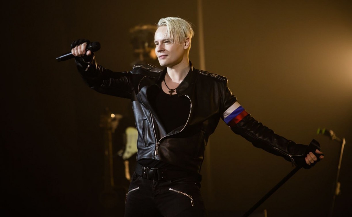 SHAMAN спел с бойцами ОМОНа на сцене в Крыму 