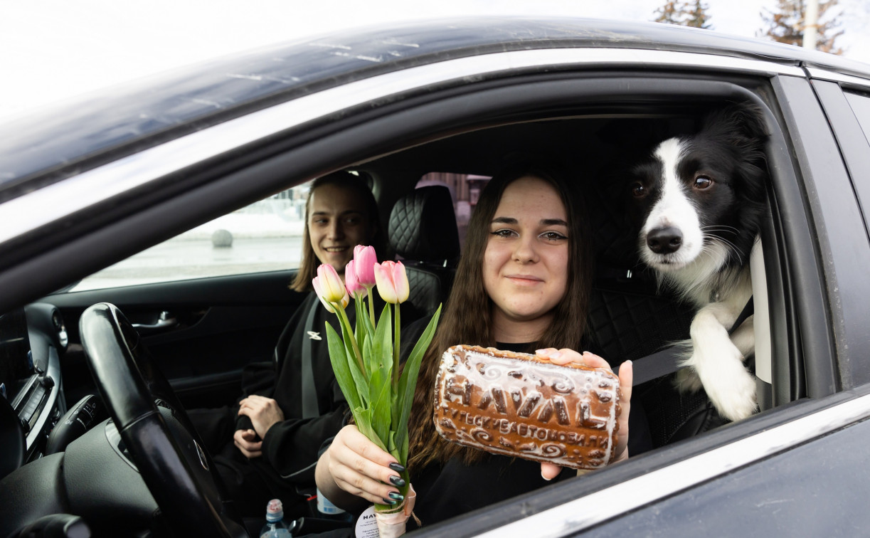 «Цветочный патруль» на тульских дорогах: автоледи принимали цветы от компании «Автоимпорт» и Госавтоинспекции