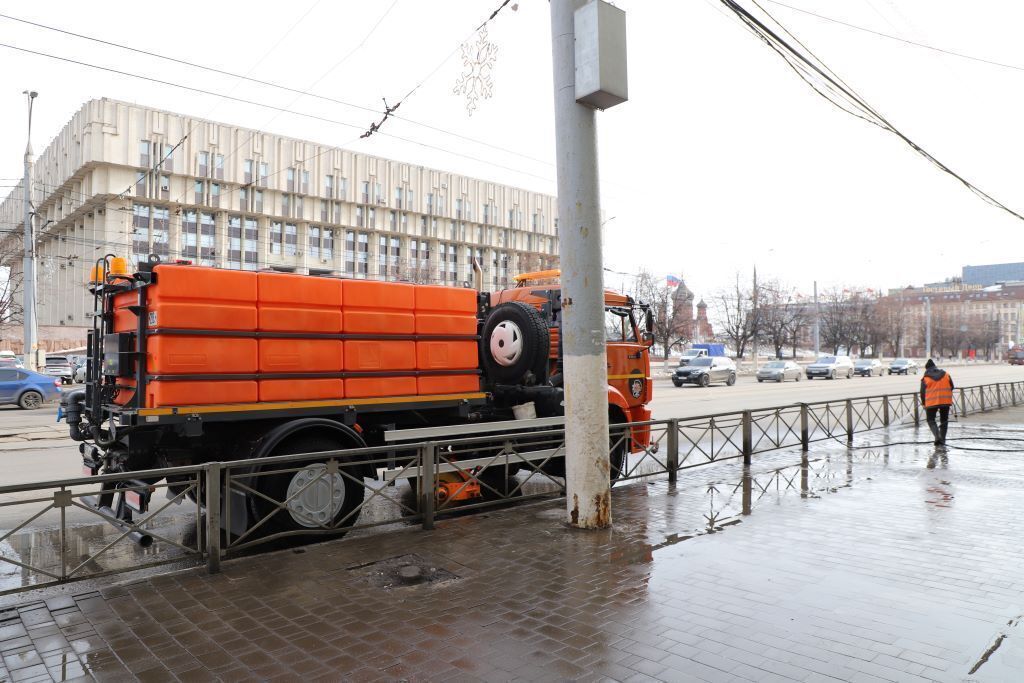 В Туле стартовала весенняя уборка улиц и тротуаров 