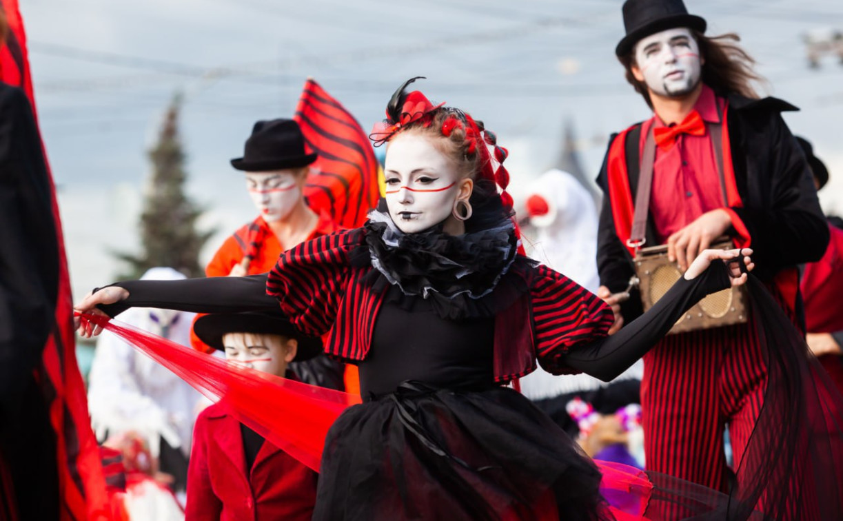 Чем нас удивит «Театральный дворик» в этом году: театр клоунады, большая кукла-марионетка, предсказания и шоу воздушных гимнастов