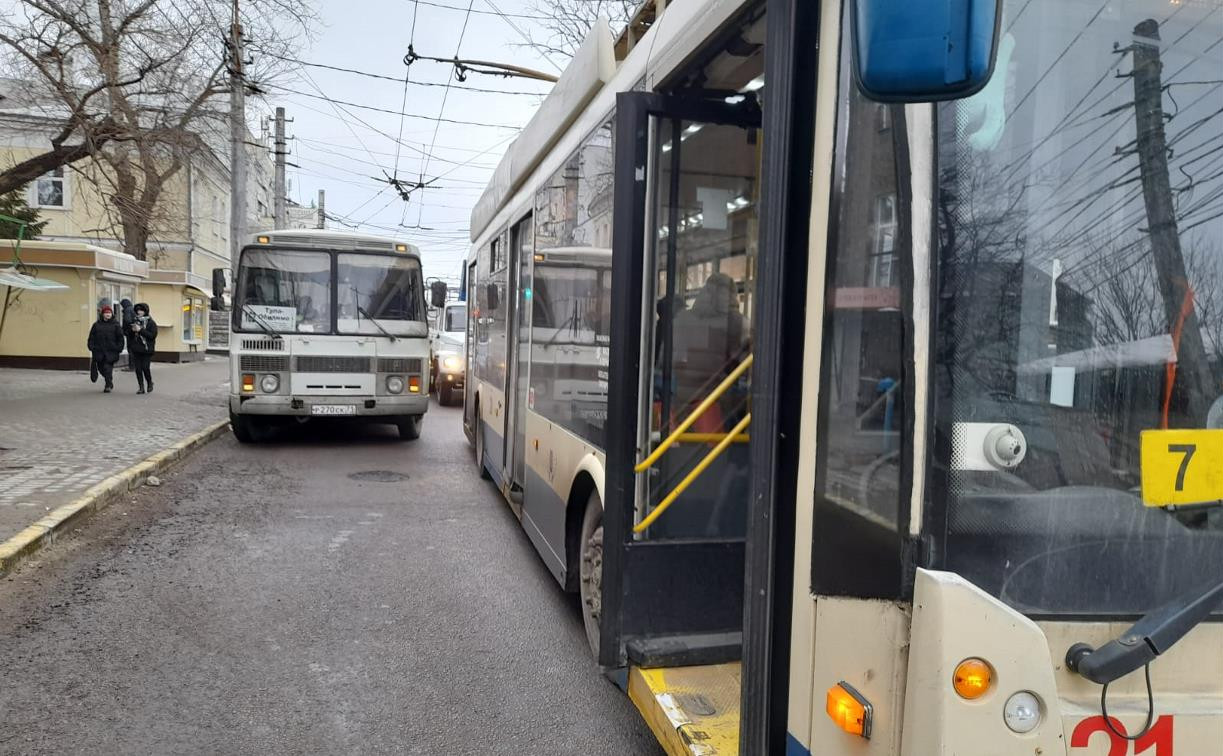 На ул. Луначарского водители автобусов снова устроили незаконную стоянку