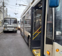 На ул. Луначарского водители автобусов снова устроили незаконную стоянку