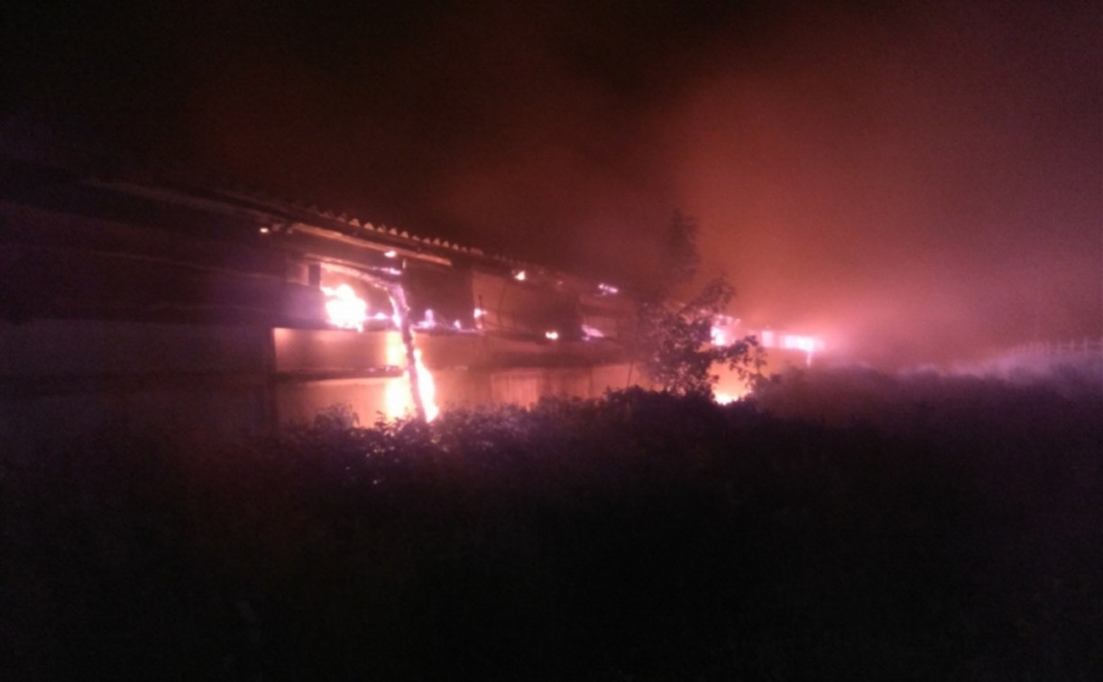 В Новомосковске ночью сгорели склады
