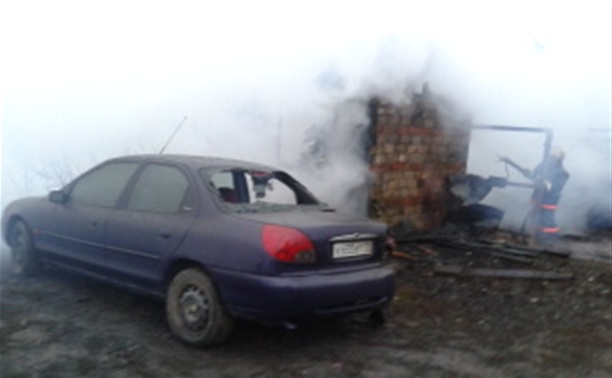 В Новомосковске сгорел гараж, в котором находилось два автомобиля
