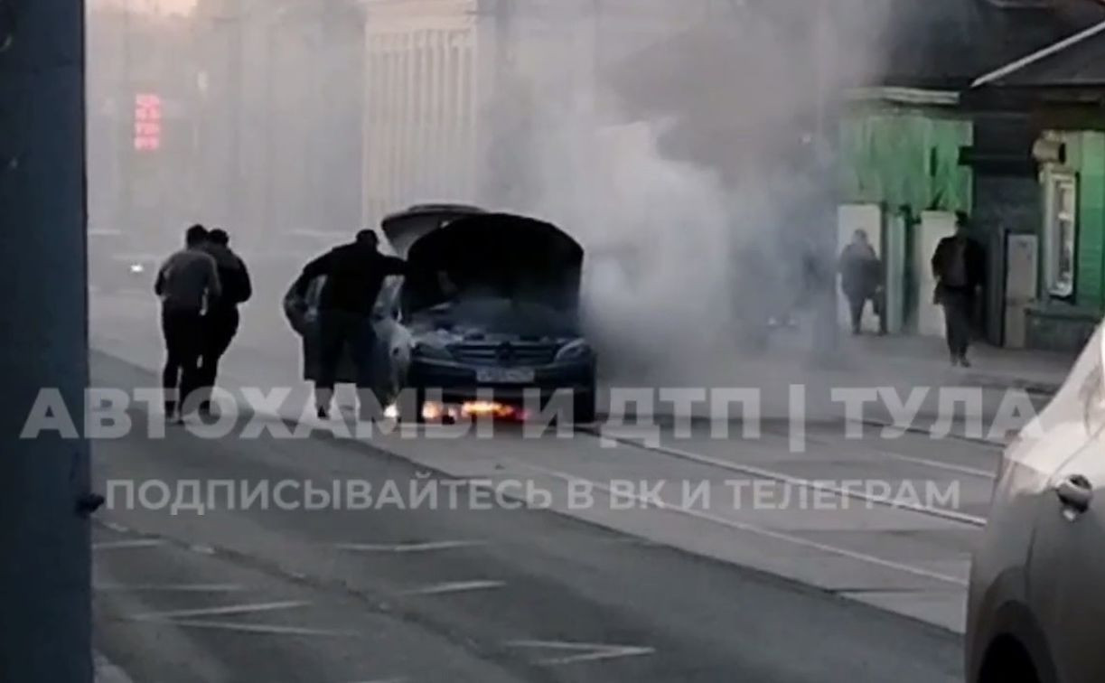 На ул. Демидовская Плотина во время движения загорелся Mercedes