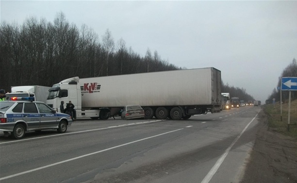 На трассе М2 «Крым» ВАЗ чуть не протаранил грузовик