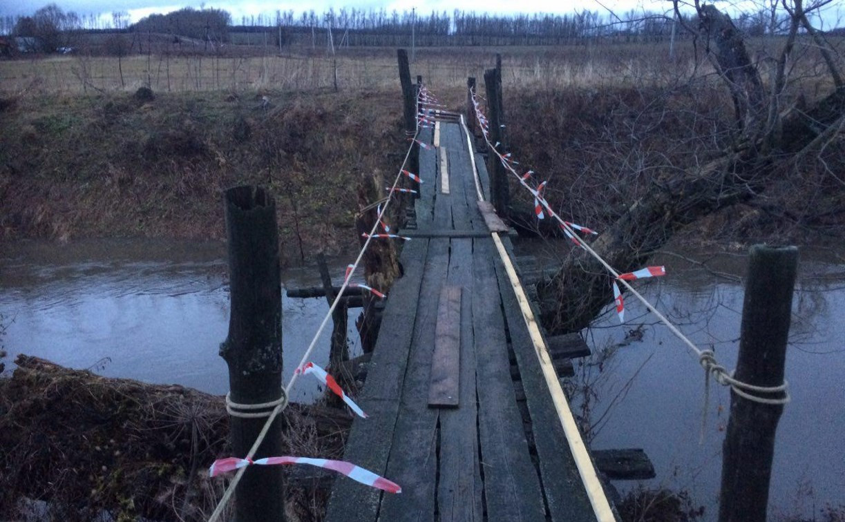 Спасатели укрепили ветхий мост в тульской деревне