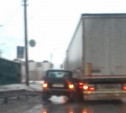 На Калужском шоссе столкнулись легковушка и грузовик