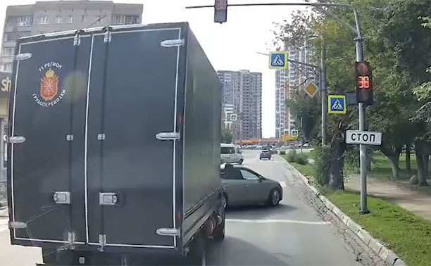 На ул. Староникитской водитель решил, что должен быть первым