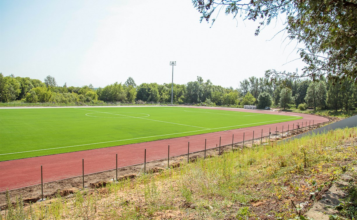Завершается ремонт футбольного поля на стадионе «Металлург»