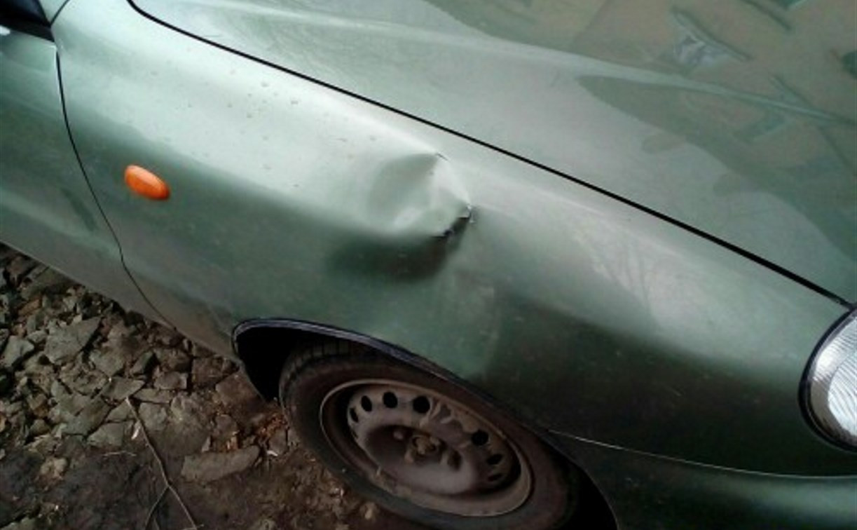 В Новомосковске пьяная девушка помяла чужую машину
