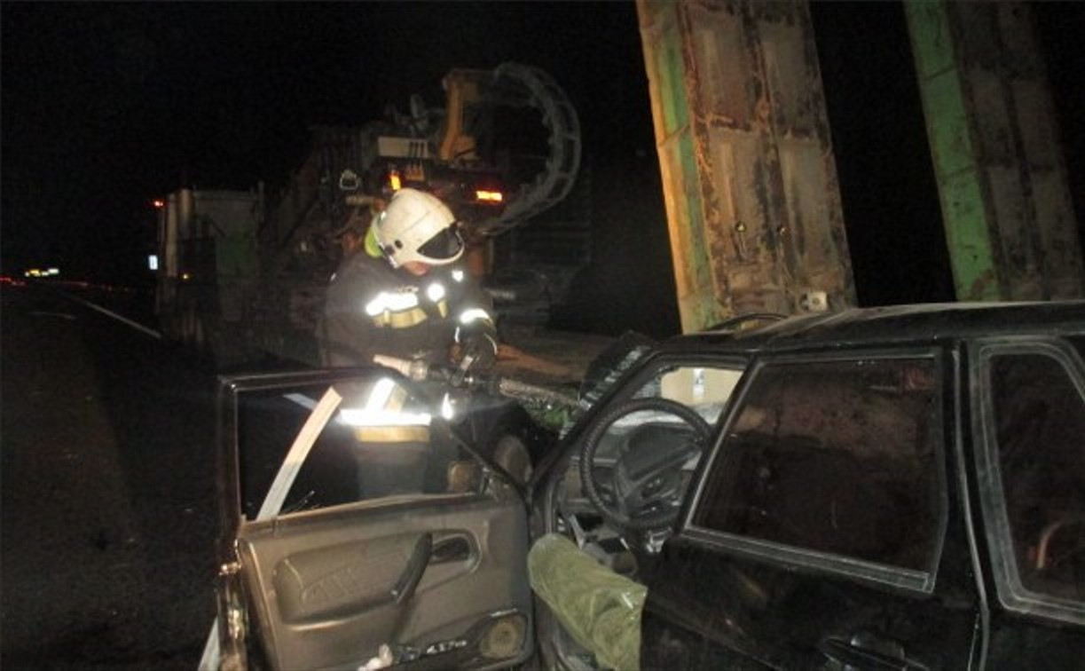 21-летний водитель «ВАЗ-2115» разбился насмерть, врезавшись в припаркованную фуру