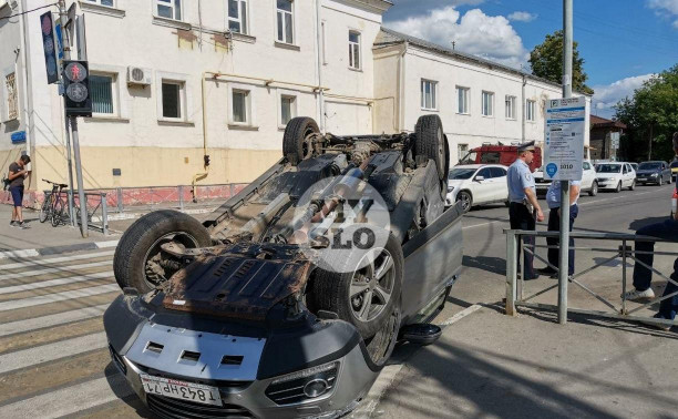 Возле Советской, 110 иномарка опрокинулась на крышу: фоторепортаж