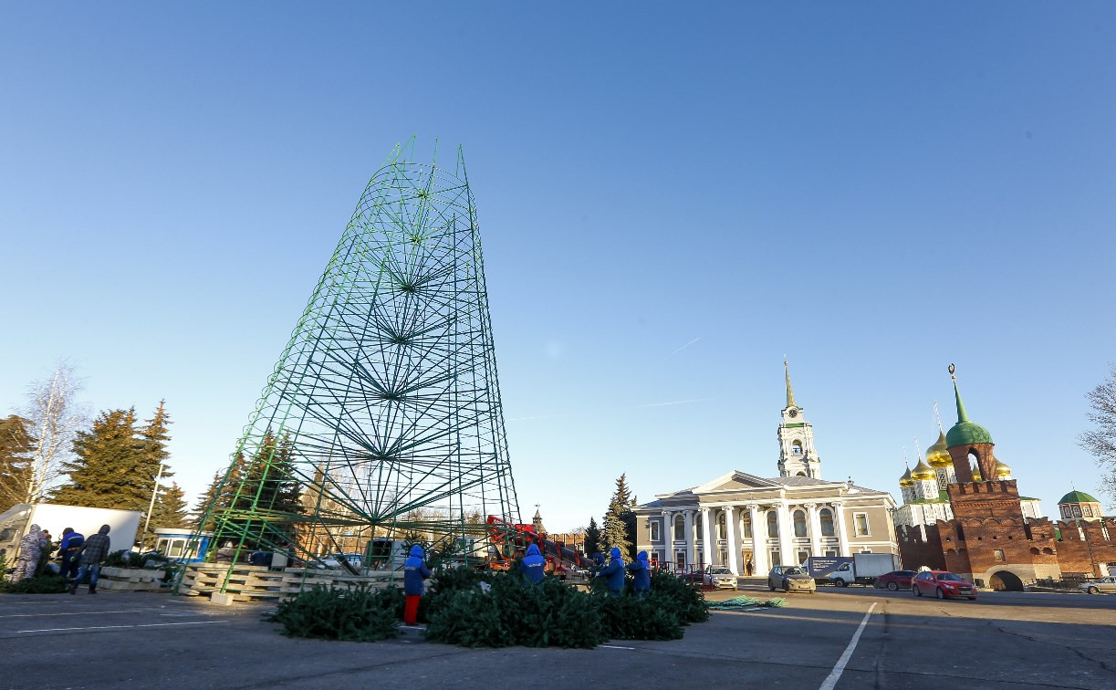 На главной площади Тулы устанавливают новогоднюю елку