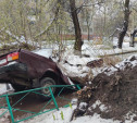 На ул. Гастелло в Туле упавшие деревья и столб переломили ВАЗ и повредили еще три авто