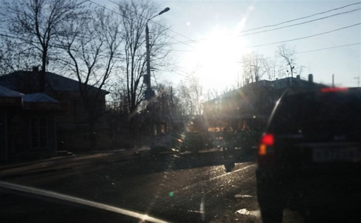 На ул. Болдина автобус влетел в опору освещения