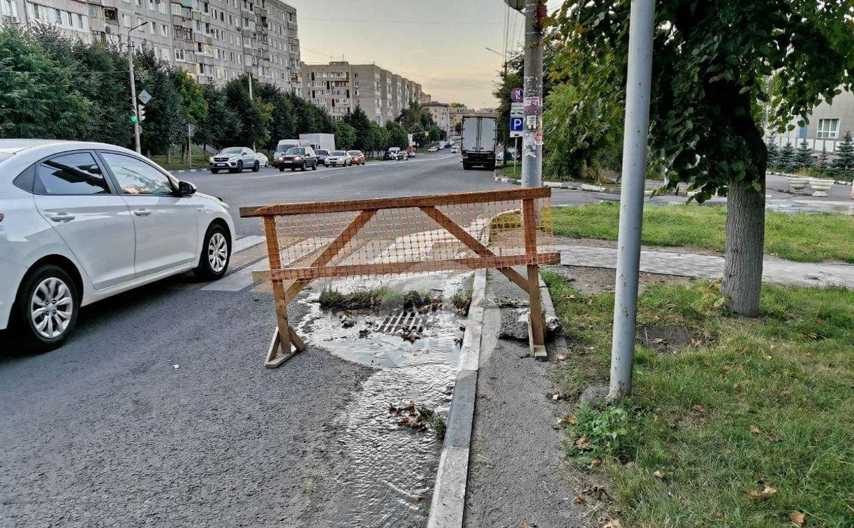 Провал дороги в Туле: канализация течёт из асфальта двумя улицами ниже