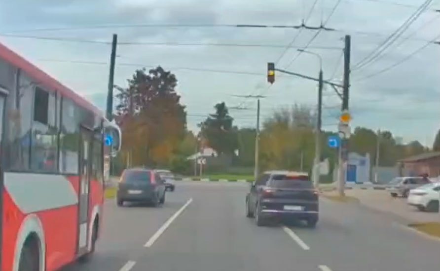 На ул. Ложевой водитель лихо проскочил на желтый