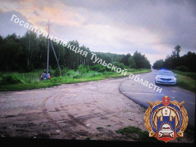 Под Тулой Volkswagen Polo влетел в опору ЛЭП
