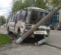 На Первомайской пассажирский ПАЗ врезался в столб