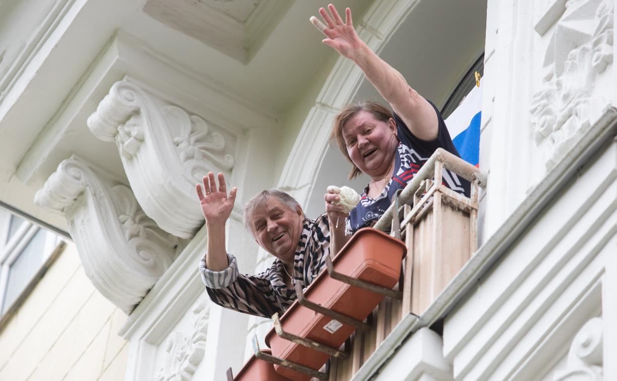 9 мая в Туле: пустые улицы, флаги в окнах и люди на балконах – большой фоторепортаж Myslo