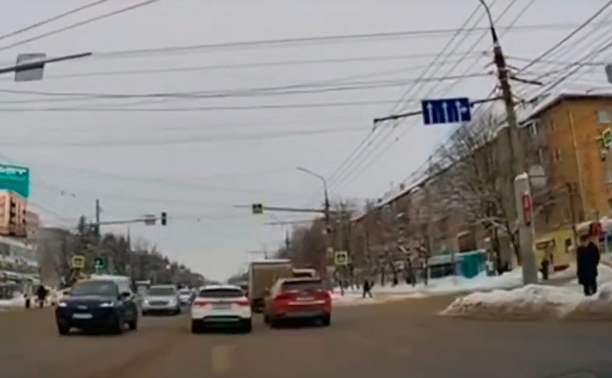 На пр. Ленина водитель заставил ждать, пока он нарушит ПДД