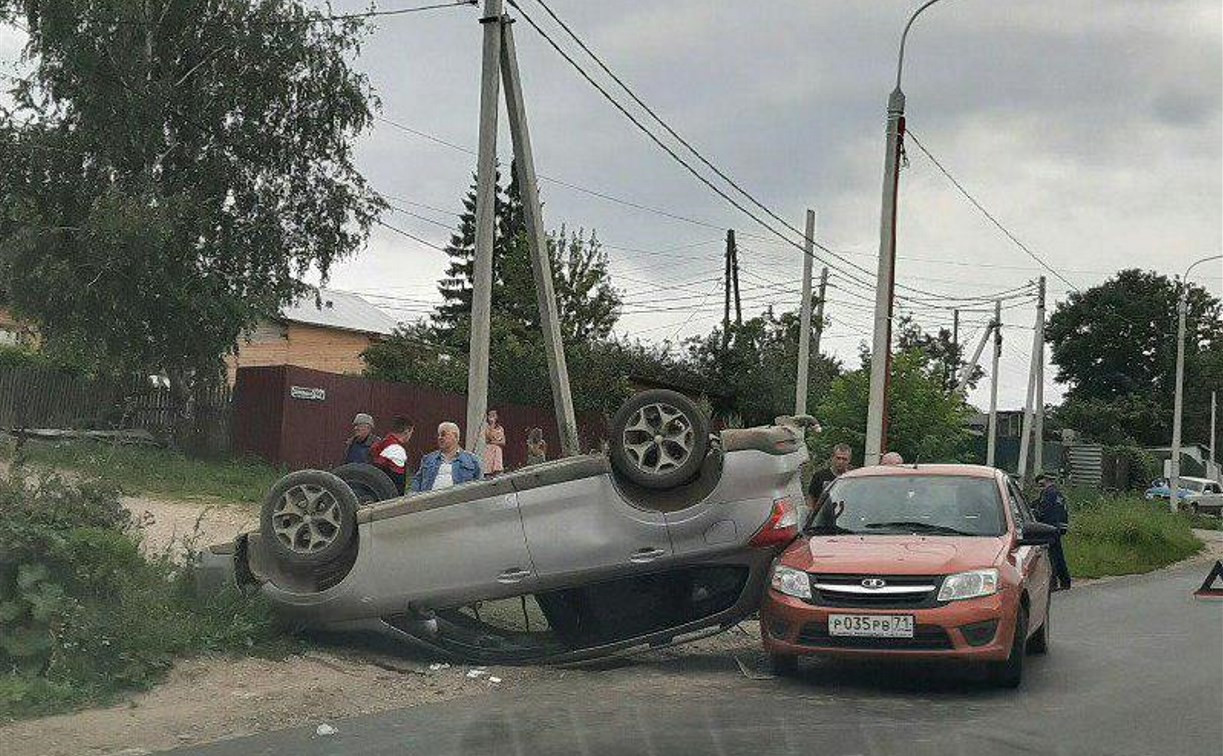 В Туле на Алексинском шоссе «Субару» опрокинулся на крышу