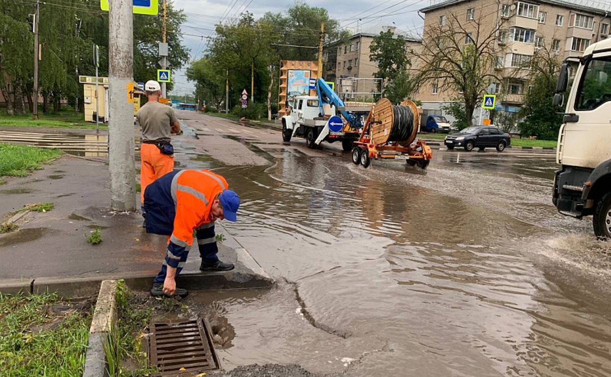 В Туле четыре бригады рабочих откачивают воду с затопленных улиц