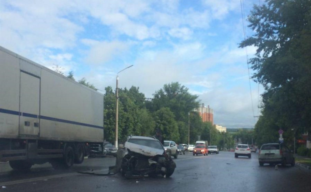 В Туле на улице Дмитрия Ульянова произошло ДТП