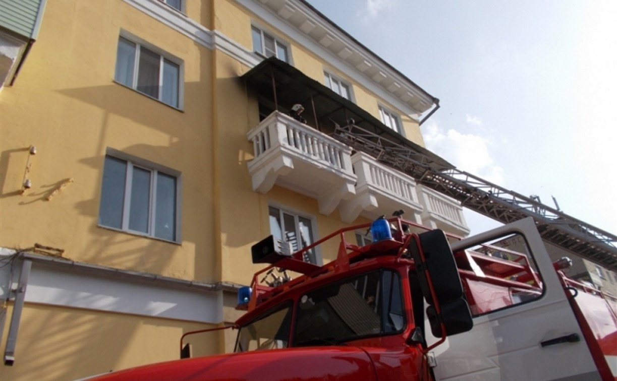 В Ефремове спасатели вынесли человека из горящей квартиры