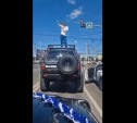 Устроил танцы на крыше внедорожника в Туле: водителю выписали штраф