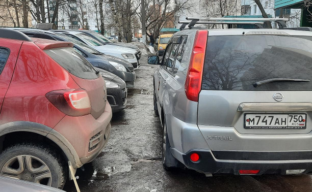 «Накажи автохама»: в Туле отец-молодец запер на парковке две машины