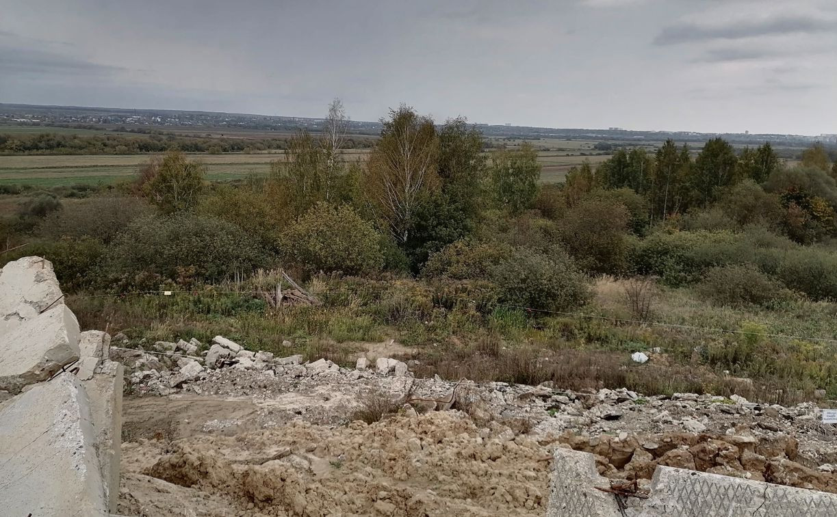 В Туле многодетная семья получила земельный участок и обнаружила там огромную свалку 