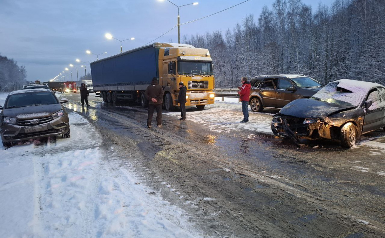 В Заокском районе автоледи на Mitsubishi закрутилась на дороге и влетела в фуру