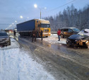 В Заокском районе автоледи на Mitsubishi закрутилась на дороге и влетела в фуру