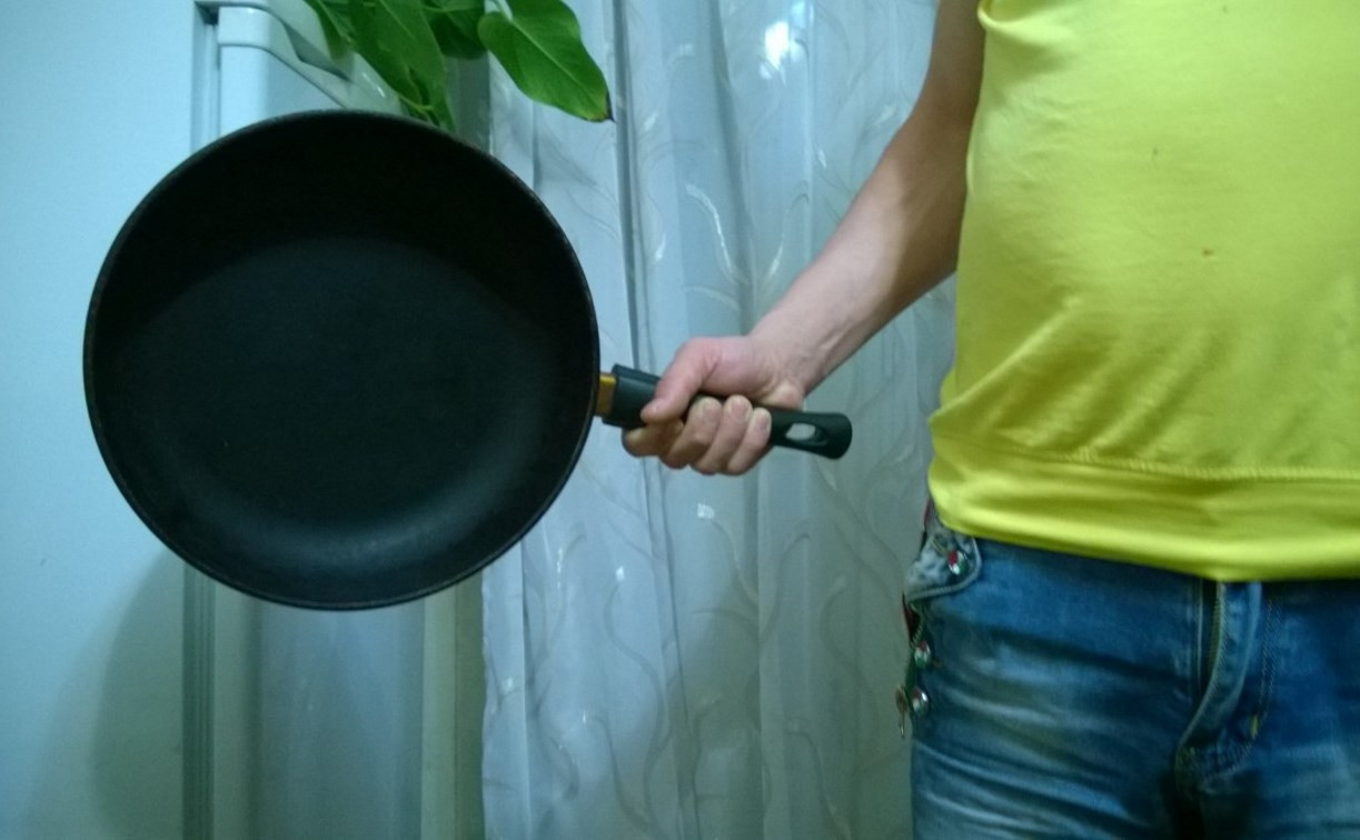 Житель Новомосковска сковородой проломил голову собутыльнику