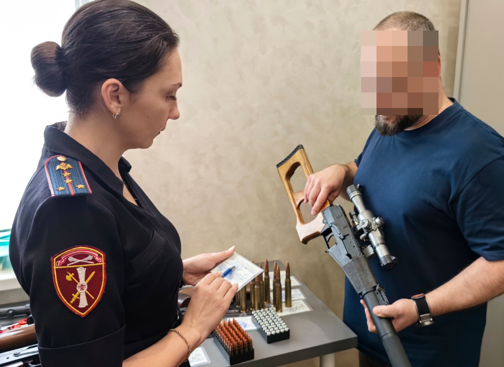 Тульские росгвардейцы пришли с проверкой к коллекционеру оружия