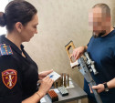 Тульские росгвардейцы пришли с проверкой к коллекционеру оружия