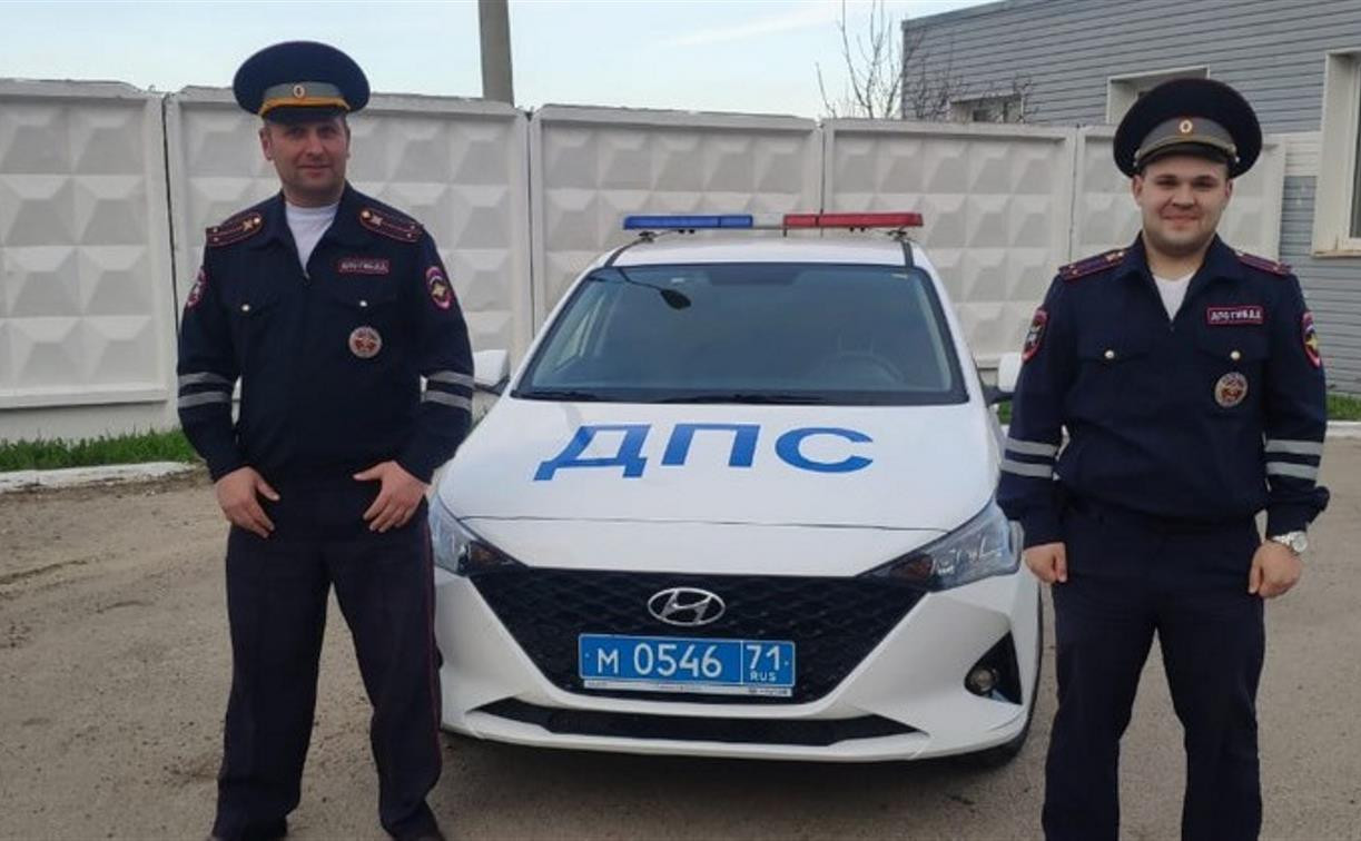 В Тульской области сотрудники ГИБДД помогли дальнобойщику из Краснодара