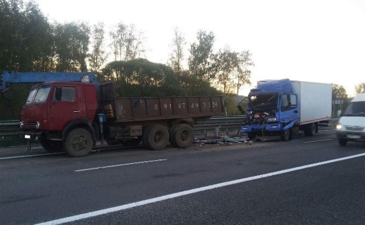 Водитель автомобиля Foton разбился насмерть, врезавшись в припаркованный КамАЗ