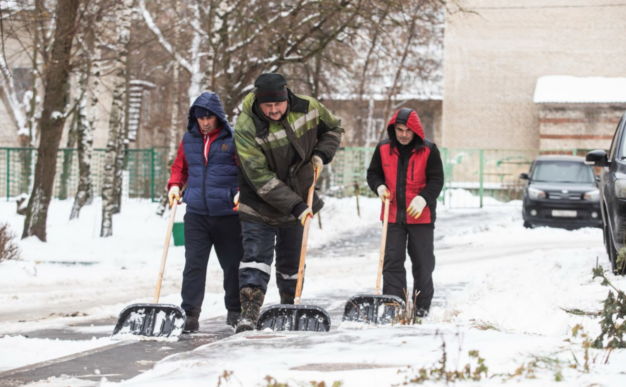 Губернатор поручил устроить взбучку тульским УК, которые не чистят дворы и крыши от снега