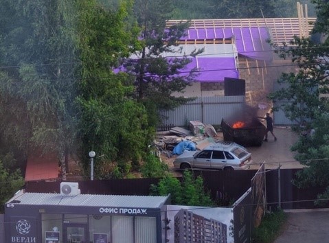 «Строители нового ЖК сжигают мусор на территории»: жители Пролетарского округа пожаловались на едкий запах