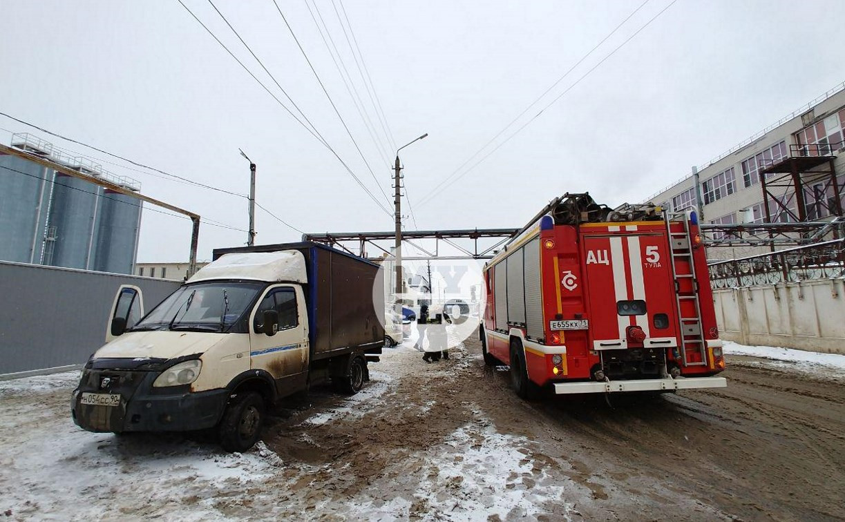 В Туле пожар в «Газели» привел к массовому ДТП: мужчину увезли в больницу с ожогами рук