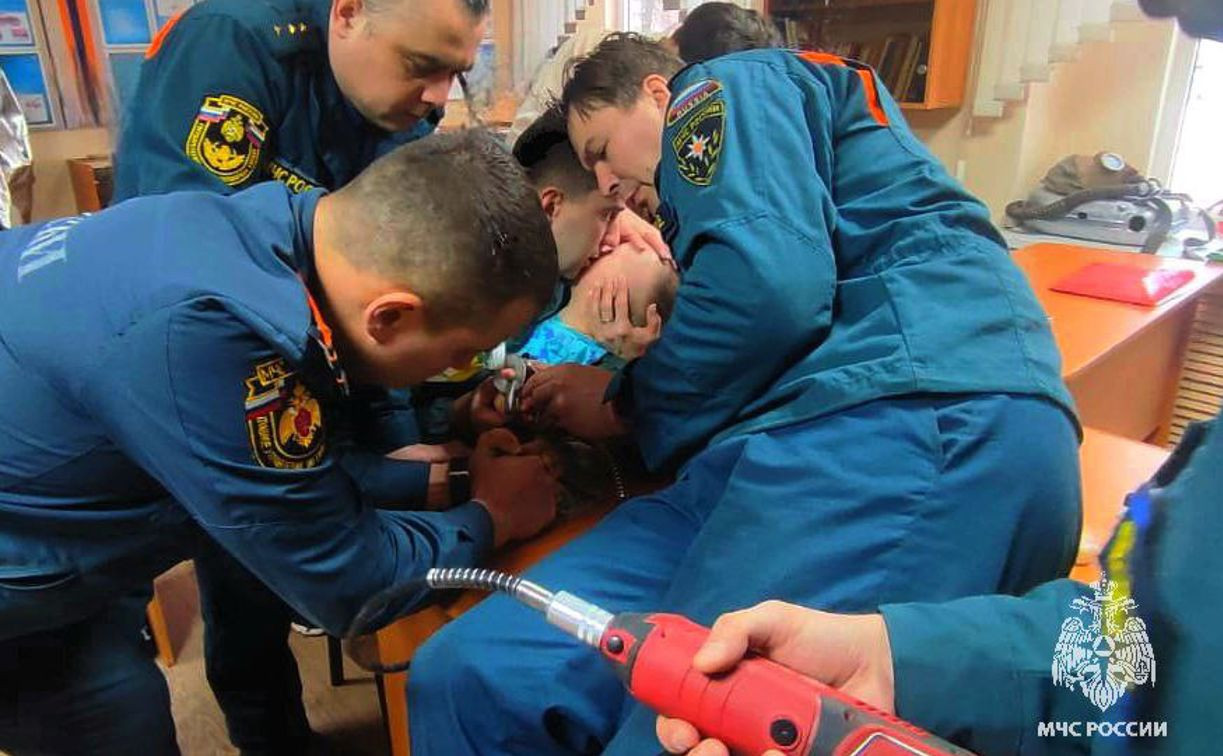 В Узловой сотрудники МЧС спасли малыша, который засунул палец в сушилку